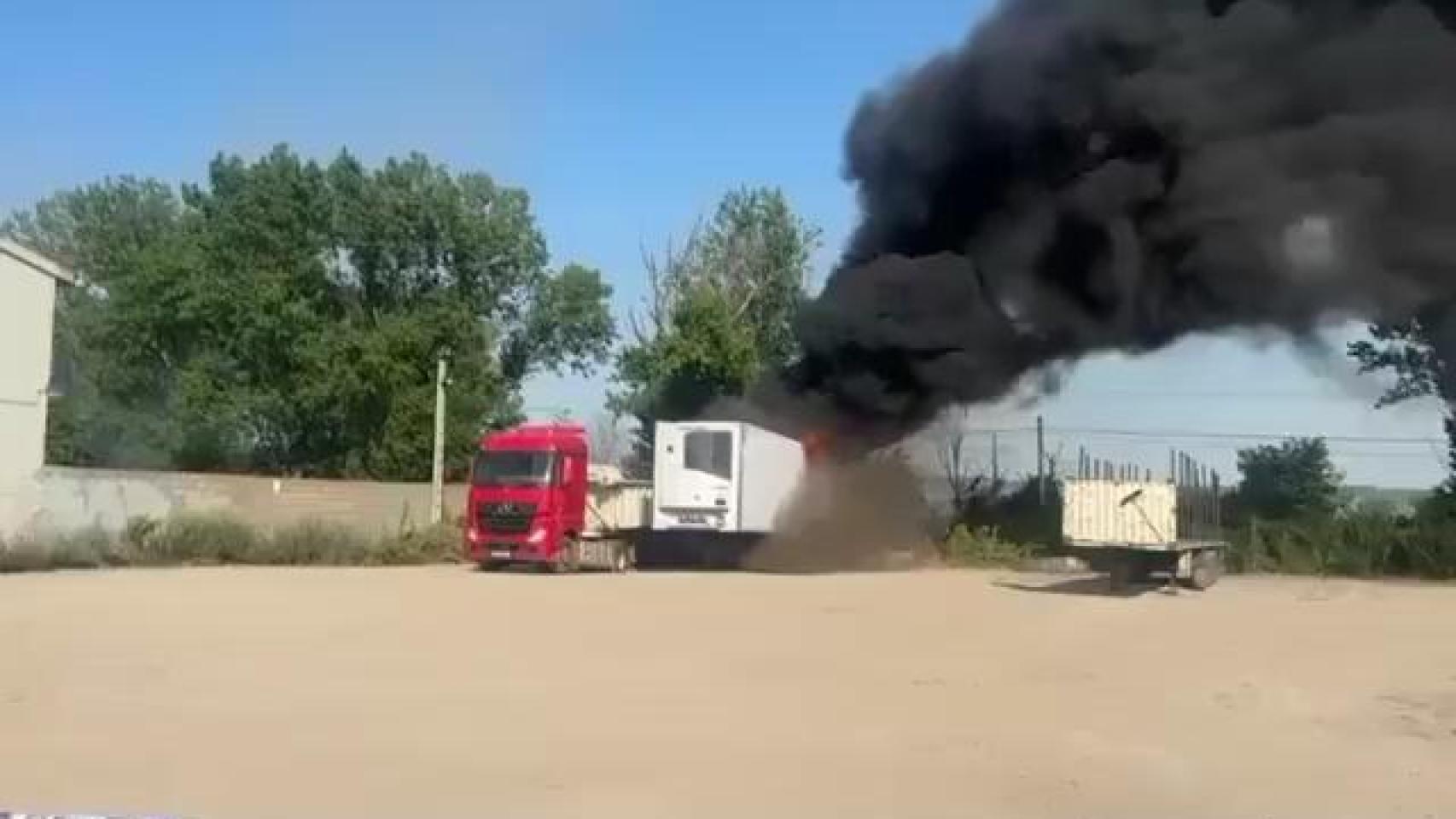 Vídeo | el incendio de dos remolques en una estación de servicio de valladolid deja una gran columna de humo