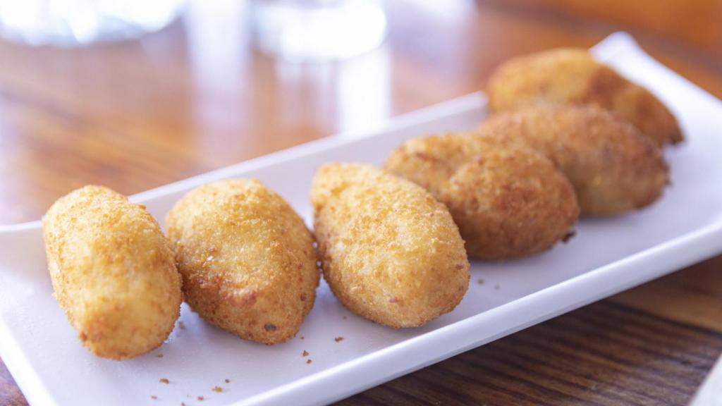 Una fuente de croquetas