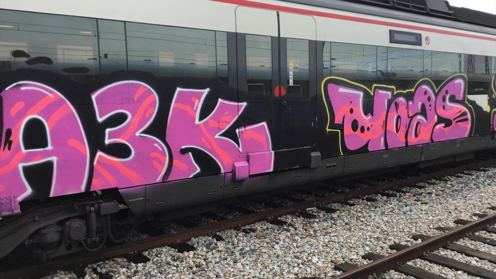 Tren de Cercanías pintado con grafiti.