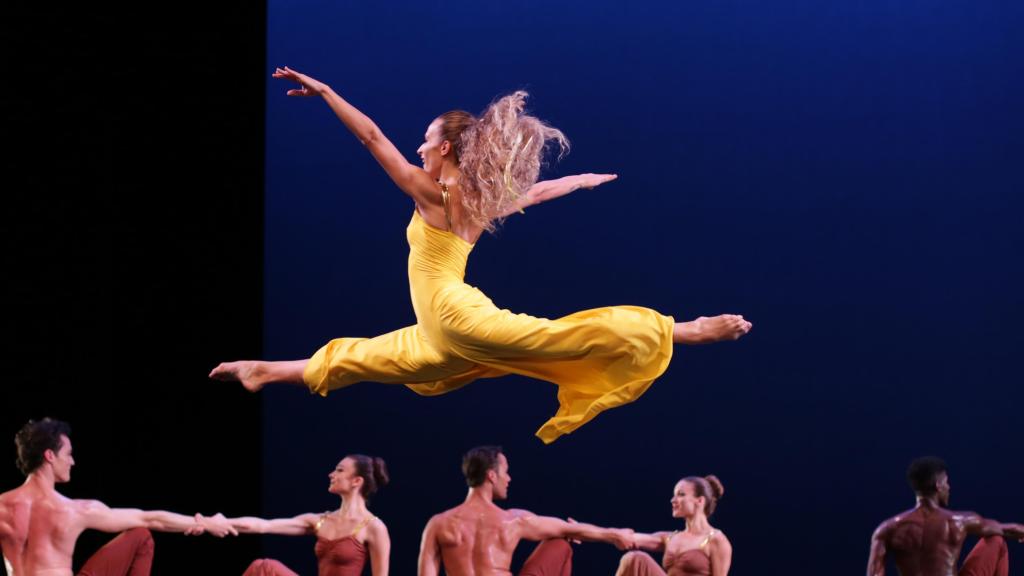 Un momento de 'Diversion of Angels', de la compañía de danza Martha Graham. Foto: Melissa Sherwood / Martha Graham Dance Company