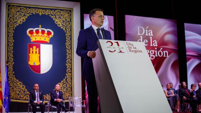 Manuel Serrano, alcalde de Albacete, durante su discurso en el acto del Día de la Región. Foto: JCCM.