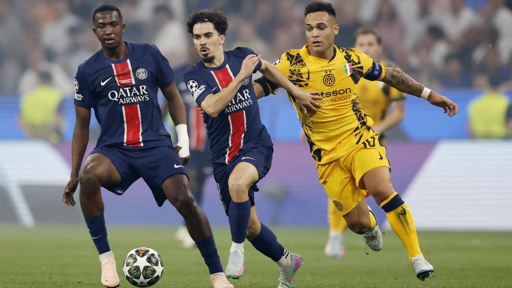 Lautaro Martínez persigue a Vitinha en el partido.