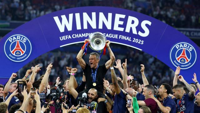Luis Enrique levanta el título de la Champions con el PSG.
