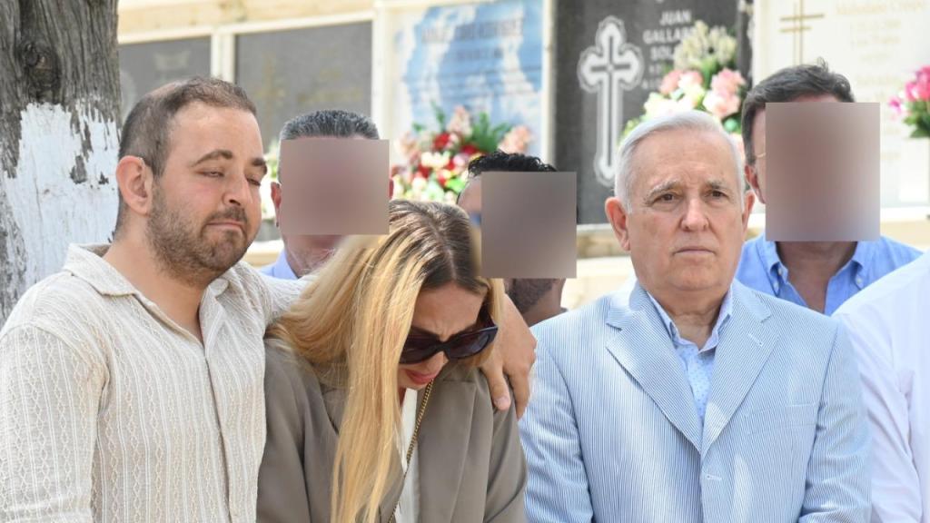 Rocío Flores, con su hermano David y su tío, José Antonio Rodríguez, esposo de Gloria Mohedano, en el cementerio municipal de Chipiona.