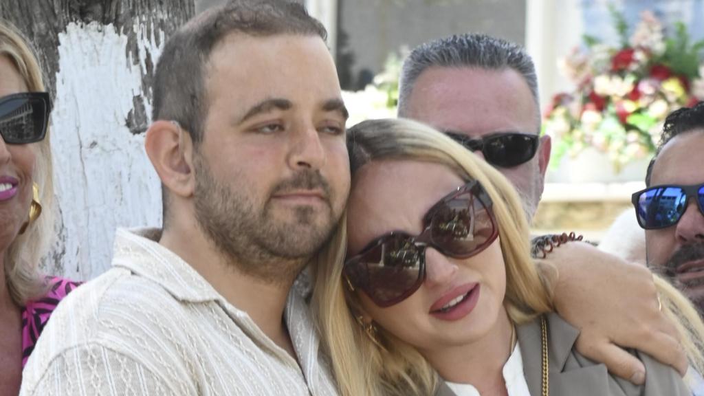 Rocío Flores y su hermano David se abrazan ante la tumba de Rocío Jurado en su ciudad natal.