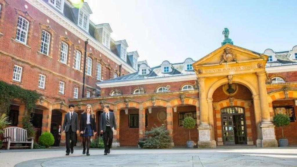 El Welington College, donde estudia Aristides de Grecia, está a unos 56 kilómetros de Londres.