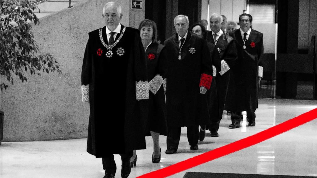 El presidente del TC, Cándido Conde-Pumpido, y los magistrados se dirigen al salón de actos el pasado 6 de septiembre, para la toma de posesión de José María Macías.