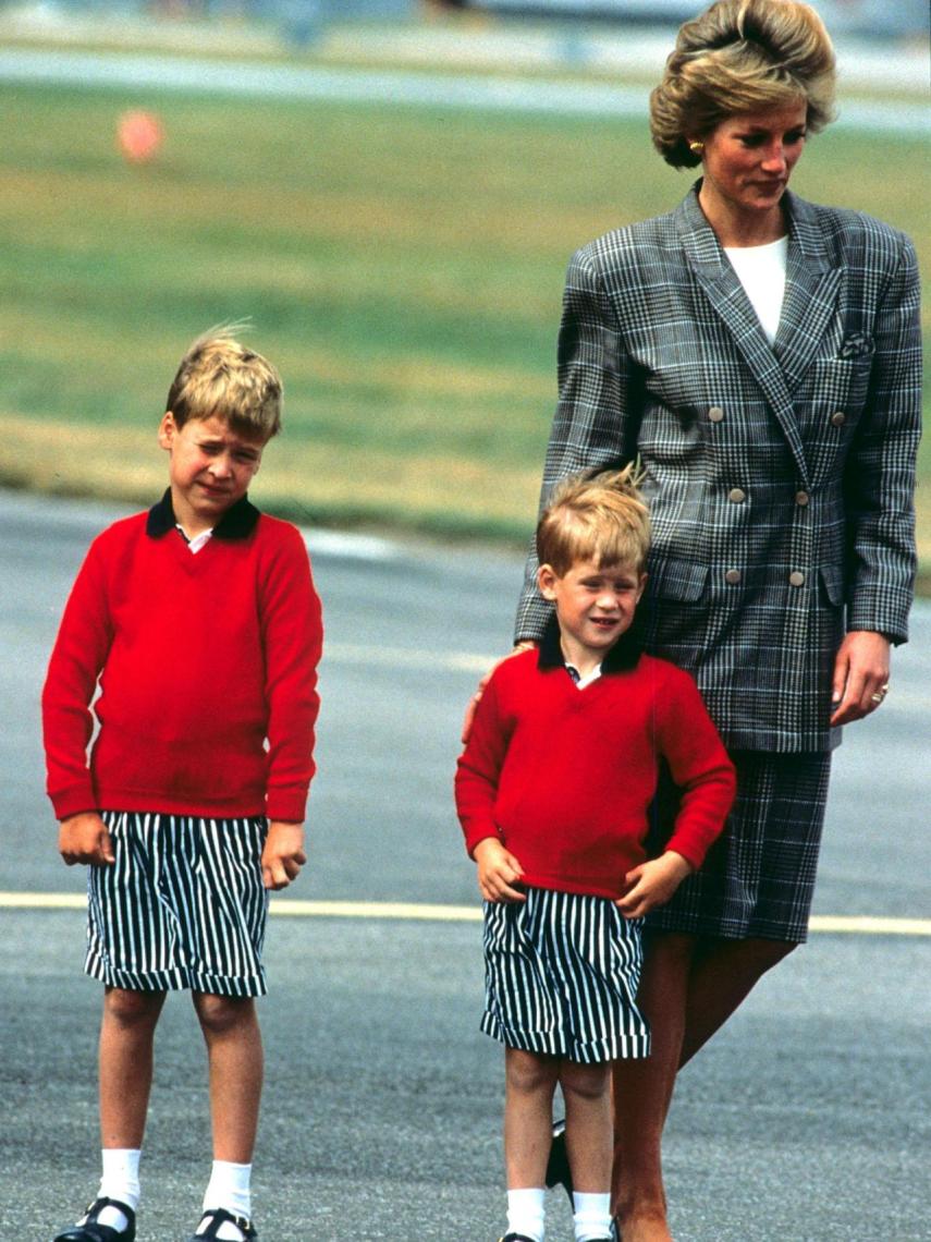 Princesa Diana con sus hijos, Guillermo y Harry.