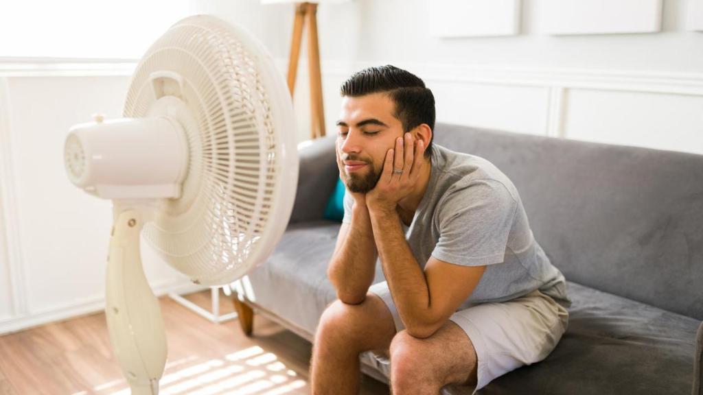 Hombre frente al ventilador.