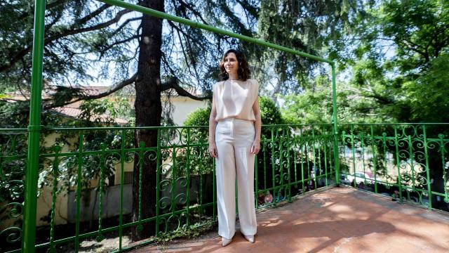 La presidenta de la Comunidad de Madrid, Isabel Díaz Ayuso, visita Velintonia, a 2 de junio de 2025.