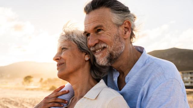 Imagen de una pareja sonriendo.