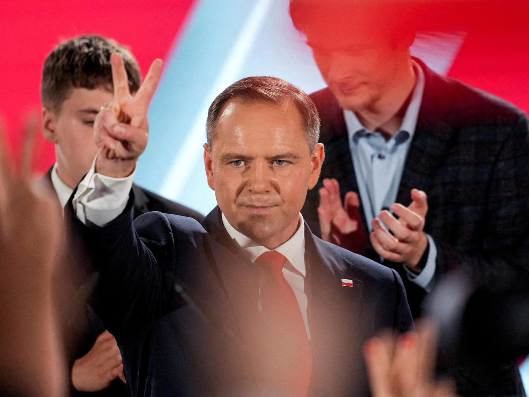 El candidato presidencial polaco Karol Nawrocki , respaldado por el principal partido de oposición Ley y Justicia (PiS), reacciona a las encuestas de salida de la segunda vuelta de las elecciones presidenciales, en Varsovia, Polonia, el 1 de junio de 2025.