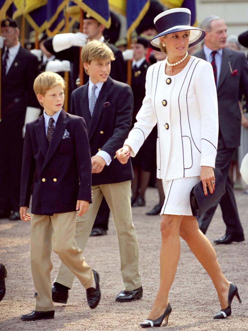 El príncipe Harry con su hermano Guillermo y su madre, Diana.