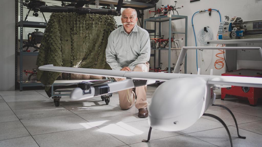 El coronel Hernanz frente a un dron TIZONA, destinado, esencialmente, a tareas de espionaje o de extensión de cobertura de redes 5G.