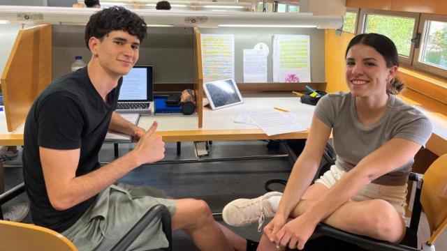 David y Marina en la biblioteca estudiando para la nueva PAU.