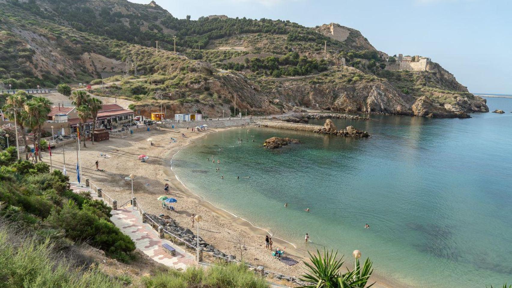 Un adolescente de 19 años ingresa en la UCI con un shock medular tras saltar al agua en Cala Cortina (Cartagena)