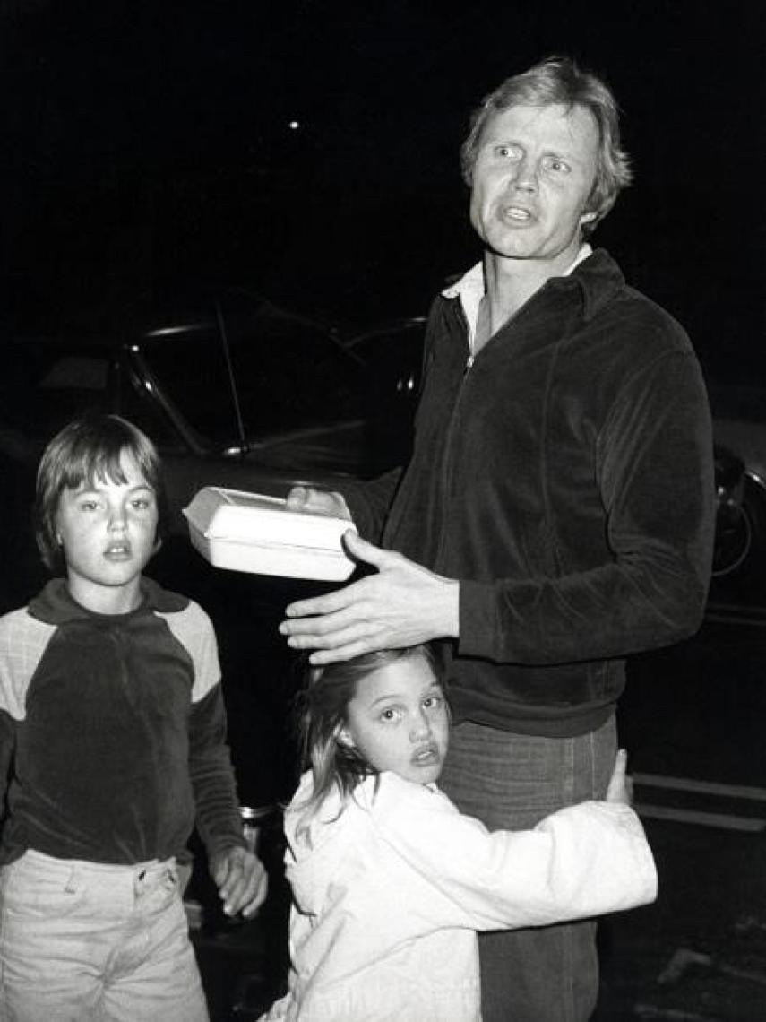 Angelina Jolie con su padre.