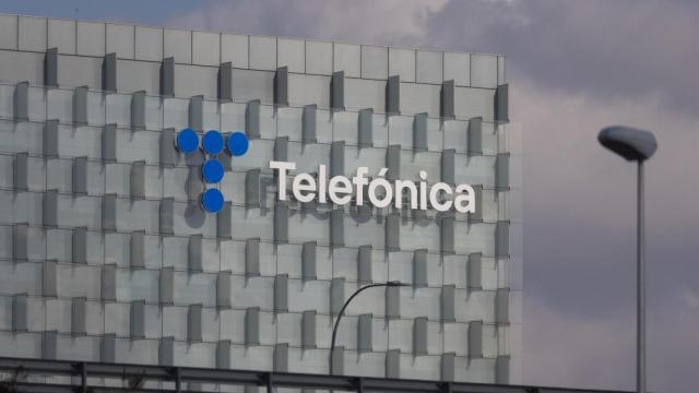 Fachada de la sede de Telefónica, en Madrid (España).
