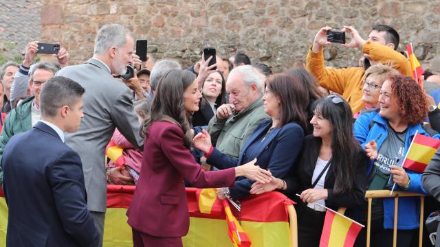 Los reyes Felipe VI y Letizia saludan a las personas congregadas a su llegada al municipio palentino de Brañosera, este martes