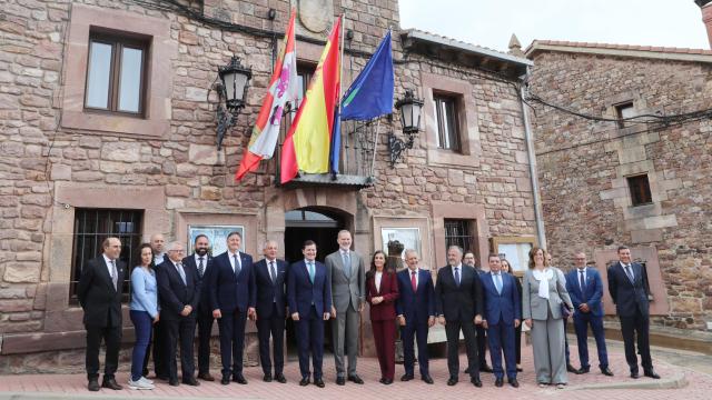 El presidente de la Junta, Alfonso Fernández Mañueco, participa junto a los reyes de España, Felipe VI y Letizia, en el acto conmemorativo del 1.200 aniversario del Fuero de Brañosera, este martes en la localidad palentina