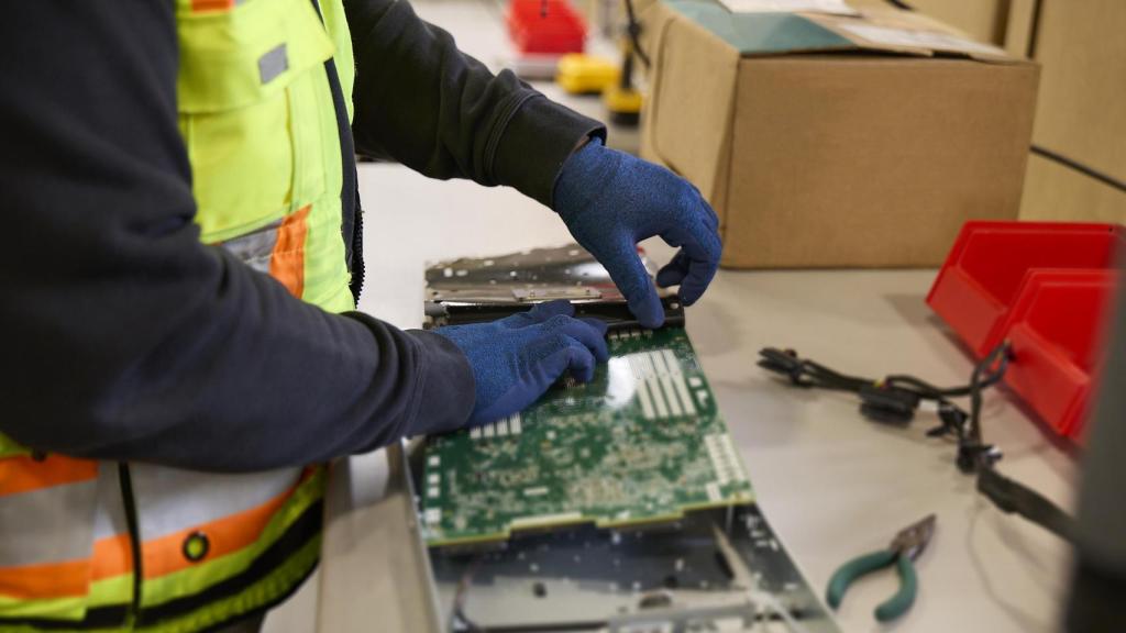 Uno de los Centros Circulares de Microsoft donde inspeccionan, clasifican y procesan cada componente para su reutilización, reacondicionamiento o reciclaje