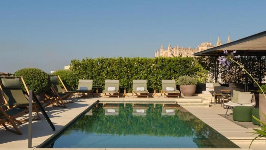 La piscina que esconde el rooftop del hotel.