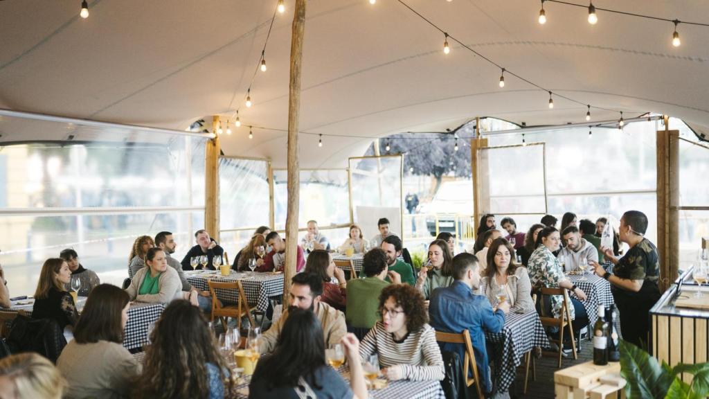 Una de las carpas del festival para disfrutar tranquilamente de un txakoli.