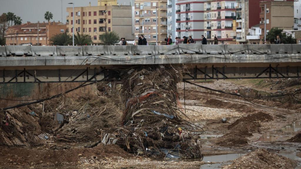 Estado de un puente del barranco del Poyo tras la riada de octubre de 2024. Efe