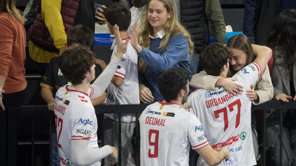 Irene Urdangarin el pasado mes de noviembre arropando a su hermano Pablo.