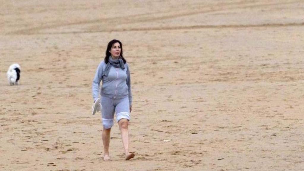 La nieta de Francisco Franco, en un paseo por la orilla del mar.