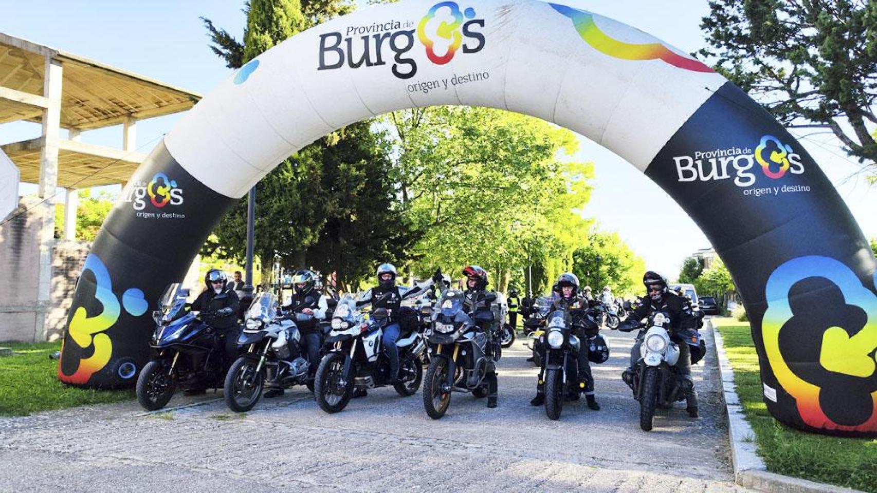 La historia del único motoclub de lectores de libros de españa y una increíble ruta de 1. 200 kilómetros