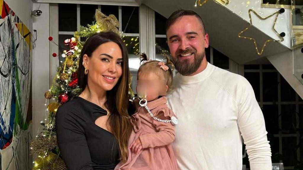 Vania Millán, con su esposo, Julián Bayón, y Little Vania, la niña que tienen en común.