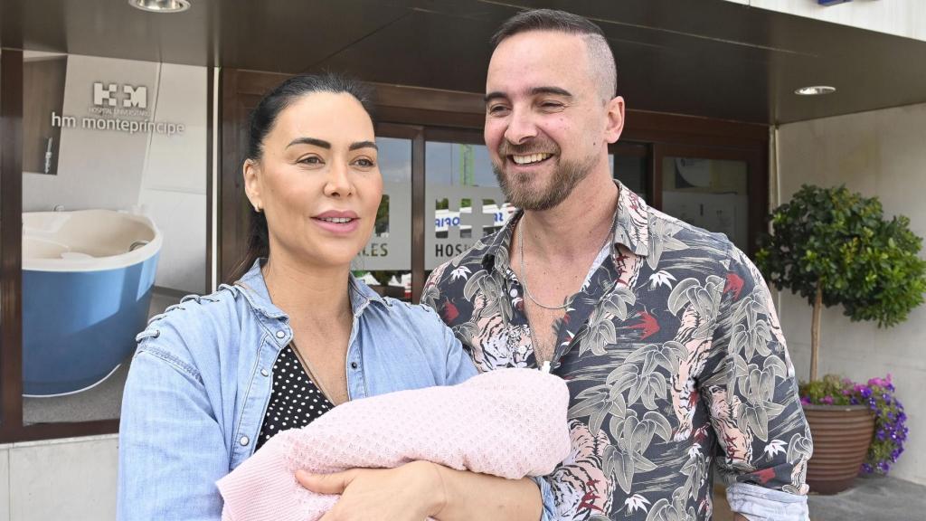 Vania Millán con su esposo, Julián Bayón, después del nacimiento de su hija Vania, en septiembre de 2023.