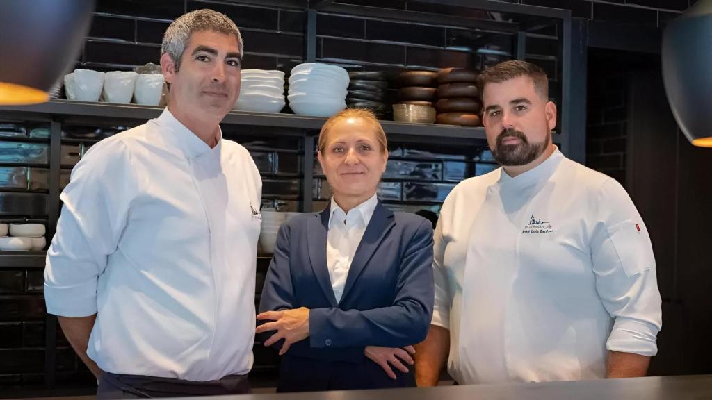 Ernesto Erkoreka, Silvia Bejarano y José Luis Espino en el restaurante Bevir by Lopesan.