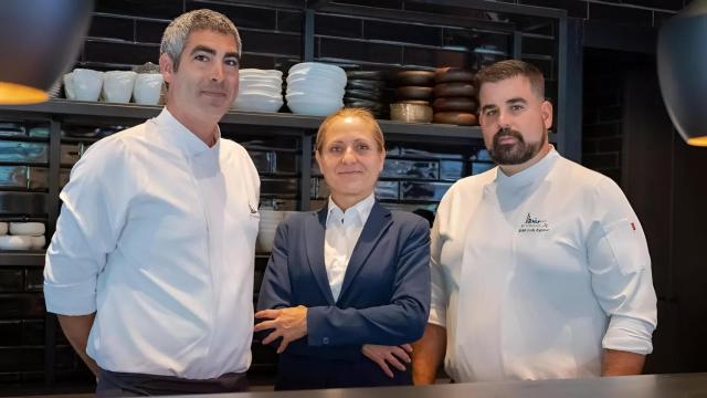 Ernesto Erkoreka, Silvia Bejarano y José Luis Espino en el restaurante Bevir by Lopesan.