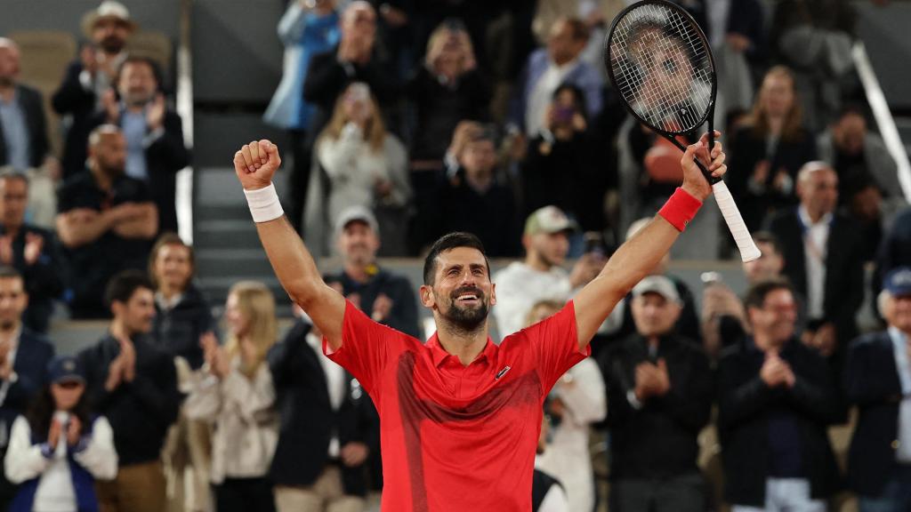 Djokovic celebra la victoria ante Zverev en cuartos de final de Roland Garros.