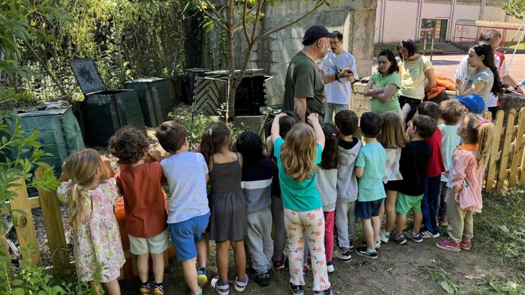 Jornada de compostaxe pola aprendizaxe en el CEIP Isidro Parga Pondal de Santa Cruz (Oleiros).