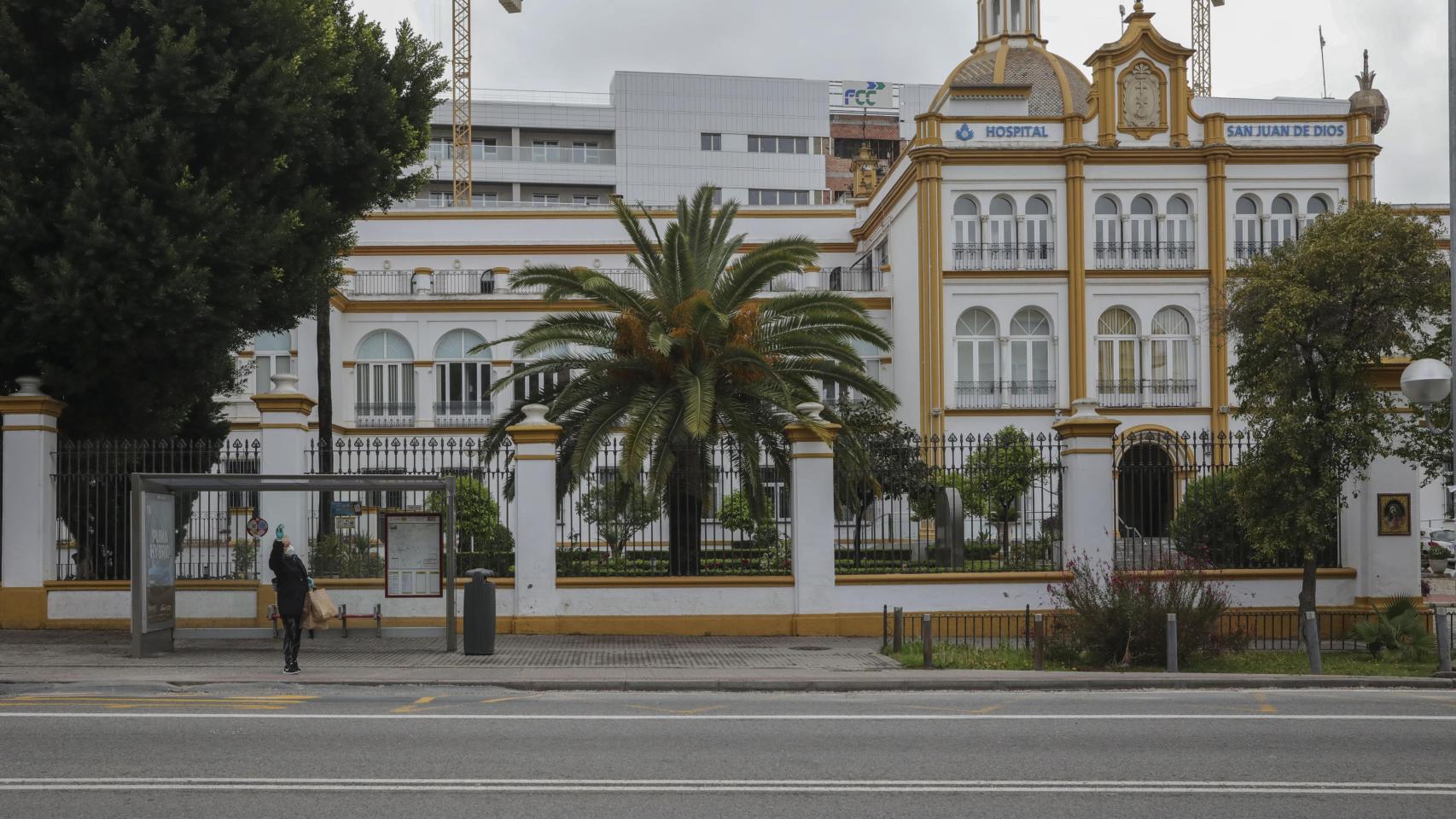 Un hombre siembra el pánico en un hospital de Sevilla al entrar con un hacha para amenazar a una trabajadora