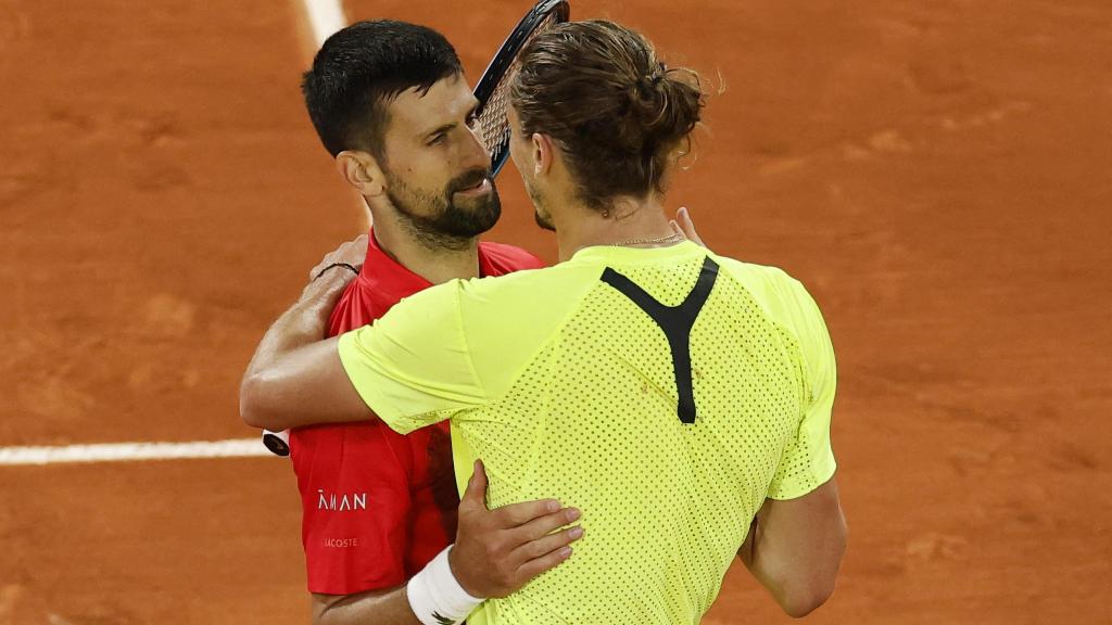 Djokovic y Zverev se saludan tras el partido.