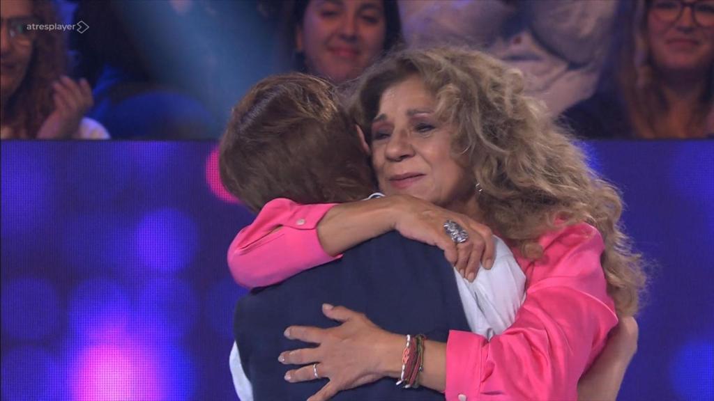 Lolita Flores y Melani en 'Tu cara me suena', dándose un abrazo.