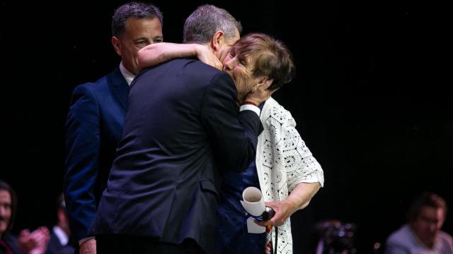 Emiliano García-Page entregando el título de Hija Predilecta a Julia el pasado sábado.