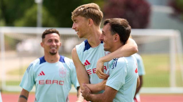 Oyarzabal y Huijsen, durante un entrenamiento con la selección española.