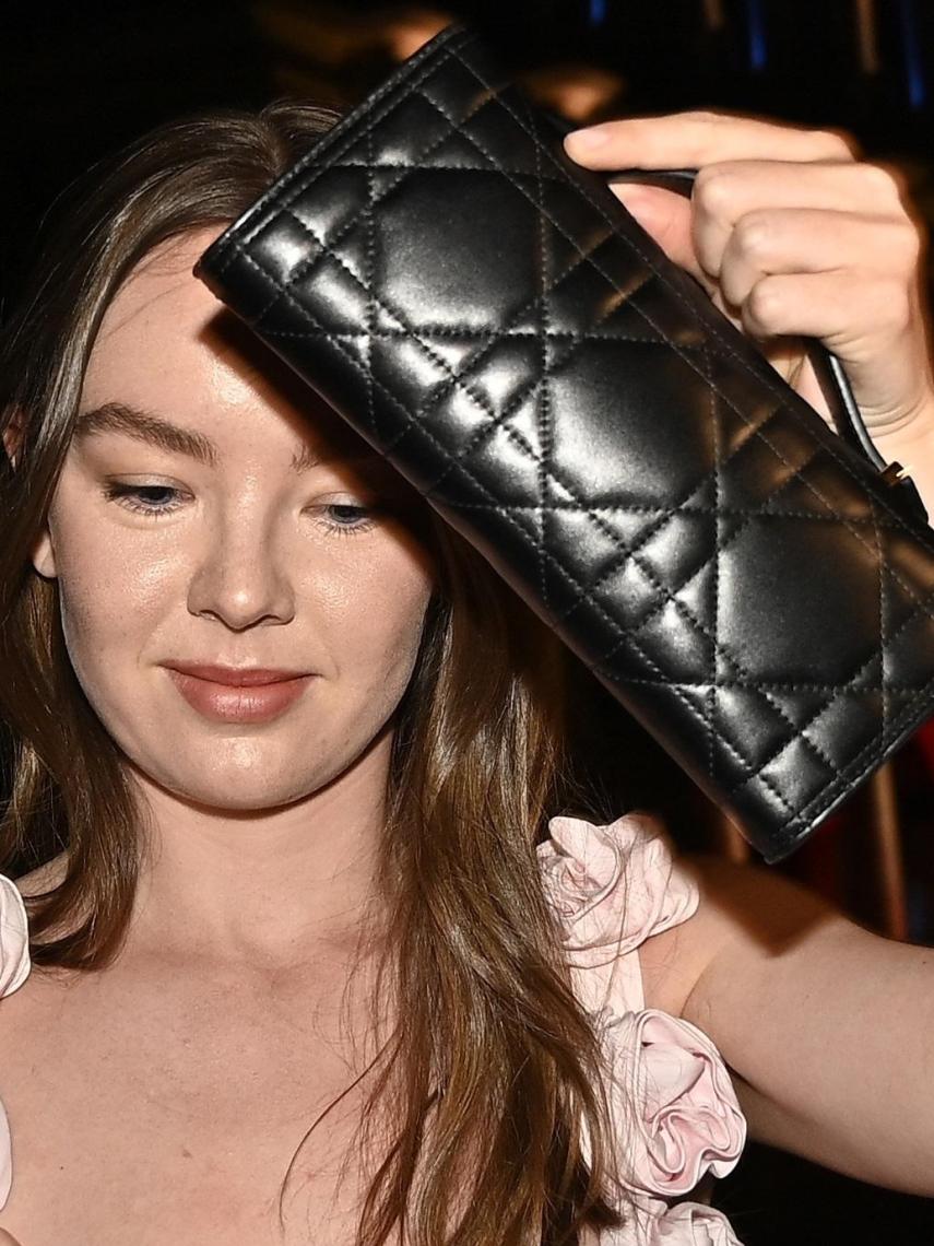 Alexandra de Hannover, cubriéndose la cara con su bolso.