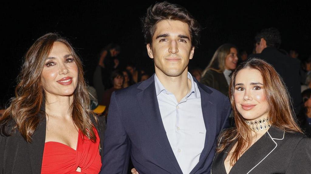 Paloma Lago con su hijo, Javier García-Obregón Pérez-Lago y su nuera, Eugenia Gil Muñoz, en una fotografía de febrero de 2024.