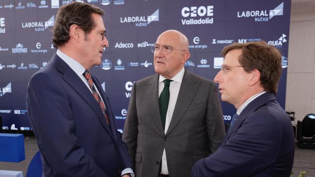 El presidente de CEOE, Antonio Garamendi, el alcalde de Valladolid, Jesús Julio Carnero, y el alcalde de Madrid, José Luis Martínez-Almeida, en los Premios CEOE Valladolid