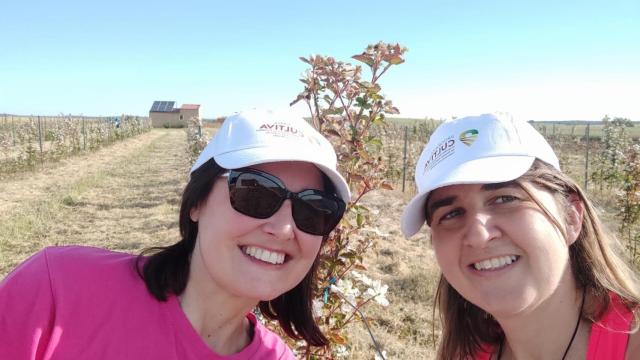 Nuria y Maria Elena posan en los cultivos de Agroberry