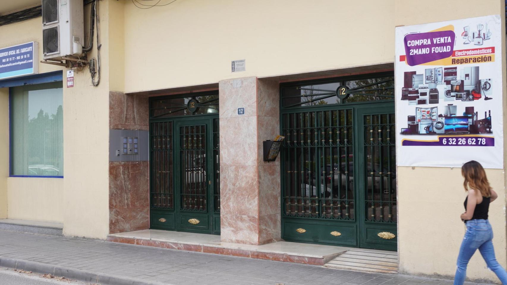 Detienen a una pareja por ocultar dos meses el cadáver de un policía nacional en su piso de Alicante