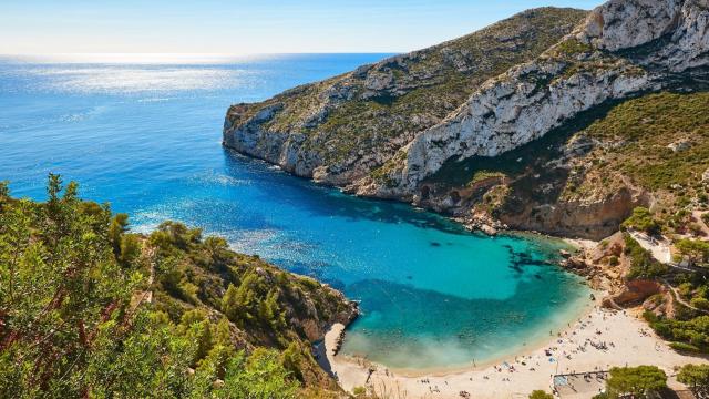 Parece Costa Rica, pero está en Alicante y es una joya: la playa entre acantilados con agua cristalina