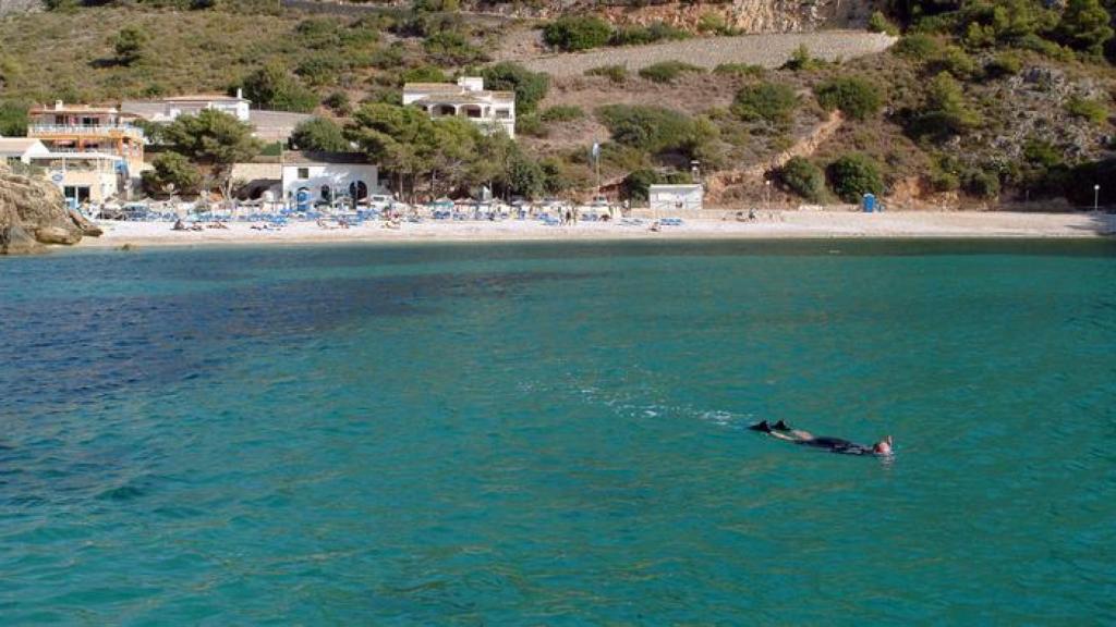 Una persona practicando esnórquel en  Jávea.