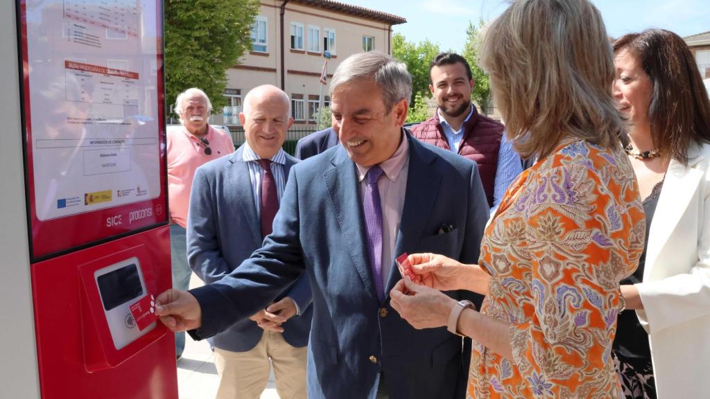 El consejero de Movilidad y Transformación Digital, José Luis Sanz Merino, utilizando una de las paradas inteligentes